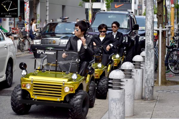世界初の“金色の50ccミニカー”で大阪を観光するツアーが登場非日常的を提供する「ファーストビジョン大阪」が10月1日（日）オープン